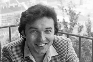 Za socialismu jsme třeli bídu, hvězdy se topily v penězích. Kolik bral Karel Gott a Hana Zagorová? - Médium.cz